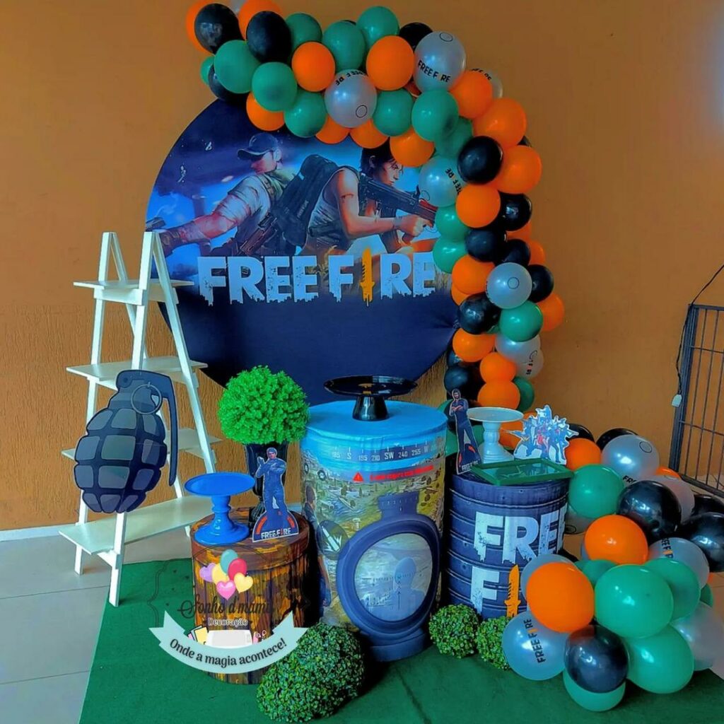 Bolo de aniversário com o tema do jogo Free Fire